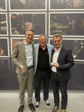 Photo des directeurs des entreprises lauréates, M. Gilles Robert de Ceramaret et M. Pierre Voumard de Anton Paar, avec le Directeur de la CNCI, M. Florian Németi