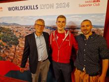 Loïc avec Olivier Schmid, Directeur du CPNE Pôle Bâtiment et Construction, et Jimmy Wermuth, enseignant en pratique de menuiserie. Olivier et Jimmy heureux et fiers du parcours de leur ancien apprenti.