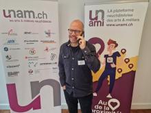 Entre deux appels, Greg Neuhaus ajuste son intervention.