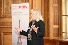 Nicole Baur, Présidente du Conseil communal de la Ville de Neuchâtel, apporte les salutations de la capitale neuchâteloise à l'Assemblée générale de la FTJA.