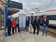 Rencontre des deux délégations sur le quai de Frasne et devant le train faisant la navette entre Frasne-Pontarlier-Travers-Neuchâtel. De gauche à droite: Michel Neugnot, Valérie Pagnot, Jérôme Durain, Bénédict de Cerjat, Philippe Alpy, Pascal Broulis, Charles Constantin et Patrick Comte