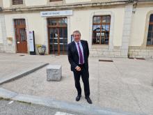 Photo-souvenir du Président de la FTJA devant la Gare de Frasne